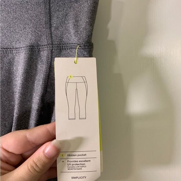 All In Motion NEW XS Grey Mid-Rise Capris - Picture 3 of 7